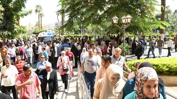 تجربة إخلاء للمباني الإدارية بجامعة عين شمس نظمت جامعة عين شمس تجربة إخلاء ناجحة للمبني الإداري القديم والجديد وذلك بالتنسيق مع إدارتي الدفاع المدني،