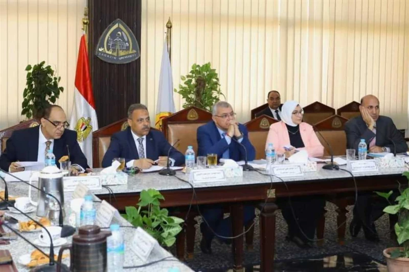 مجلس جامعة الزقازيق يناقش استعدادات العام الدراسي الجديد ترأس الدكتور خالد الدرندلي، رئيس جامعة الزقازيق، الإجتماع الدوري بجلسته رقم 579، بحضور