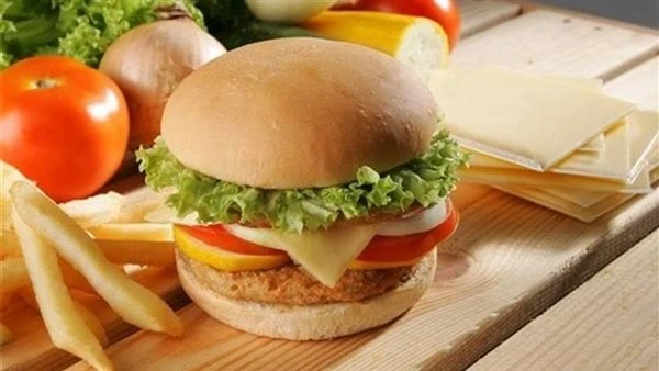 بأقل التكاليف.. طريقة عمل برجر الدجاج المتبلةإذا كنت تبحثين عن وجبة لذيذة وسهلة التحضير لعائلتك أو ضيوفك، فإن برجر الدجاج المتبل هو خيار رائع. هذا الطبق ليس فقط سريع التحضير ولكنه