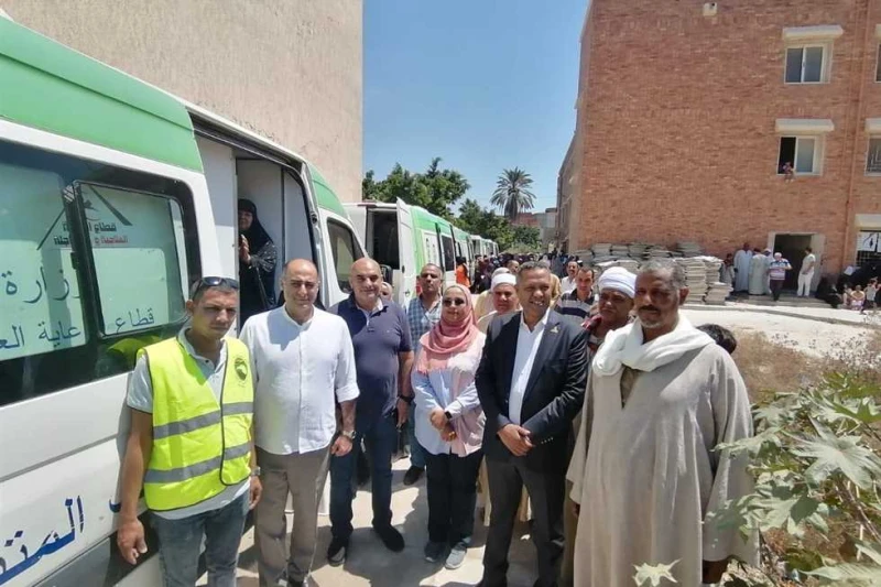 ب10 عيادات متنقلة.. قافلة طبية لفحص وعلاج 2000 مريض بأبيس 8 و10 في الإسكندرية (صور) نظمت منطقة وسط الطبية التابعة لمديرية الصحة في الإسكندرية،