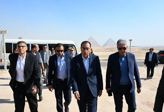 رئيس الوزراء يتفقد تطوير منطقة الأهرامات لكشف أسرار الحضارة القديمة (صور) تفقد الدكتور مصطفى مدبولي، رئيس مجلس الوزراء، صباح اليوم، أعمال تطوير مدخل