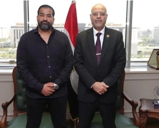 وزير العمل يستقبل شابا صاحب تجربة رائدة في المشروعات الصغيرة وزير العمل ومحمد نجيب صاحب تجربة تربية الدواجنسارة عبد الحميداستقبل وزير العمل محمد