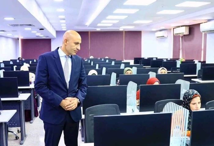 وزير التعليم يتفقد أعمال امتحان المتقدمين لمسابقة معلم مساعد استقبل الدكتور صالح الشيخ، رئيس الجهاز المركزي للتنظيم والإدارة، محمد عبد اللطيف وزير
