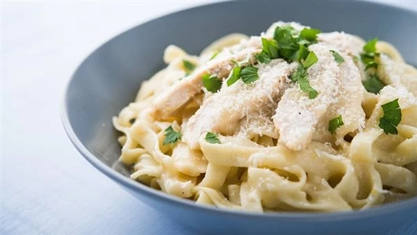 على أصولها.. طريقة عمل مكرونة الفوتشيني بدون دجاجتعتبر طريقة عمل الفوتشيني، هي نوع من أنواع المكرونة التي تشتهر بين وصفات المطبخ الإيطالي، وتحضر بطرق