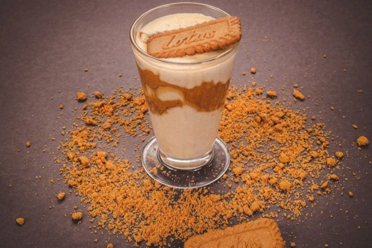 طريقة عمل مشروبات باللوتس سهلة ولذيذةتعد مشروبات اللوتس من المشروبات اللذيذة والشهية التي اكتسبت شهرة كبيرة في الآونة الأخيرة. تعتمد هذه المشروبات