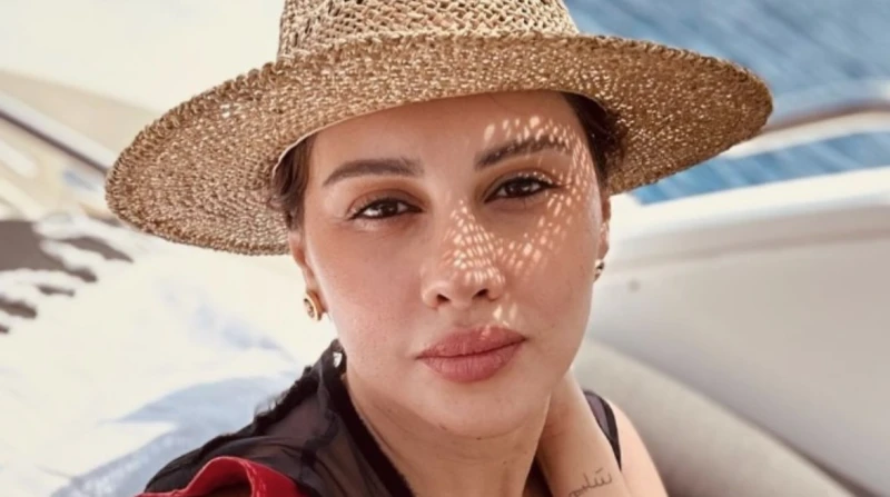 الظهور الأول لياسمين رئيس في كواليس رقم سري شاركت الفنانة ياسمين رئيس جمهورها عبر إنستجرام صورة جديدة من كواليس المسلسل الجديد رقم سري.ويعتبر المسلسل