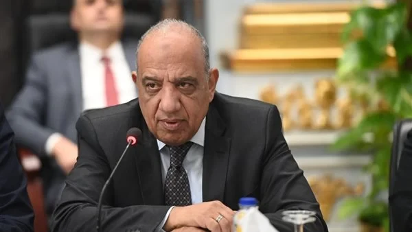 وزير الكهرباء يكشر عن أنيابه ويرسل بيانات 300 سارق للتيار لوزارة التموين ويكشف ما سيحدث لهموزير الكهرباء يكشر عن أنيابه حيث أعلن الدكتور محمود عصمت