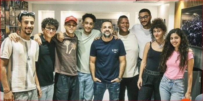 الصور الأولى من فيلم نجوم الساحل بطولة أحمد داش كواليس فيلم نجوم الساحلافاق عربيةبدأ طاقم عمل نجوم الساحل، بقيادة المخرج رؤوف السيد، تصوير الفيلم، من