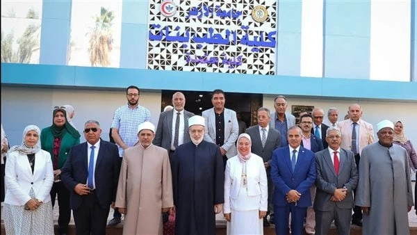 وكيل الأزهر ورئيس الجامعة يضعان حجر الأساس لكلية طب البنات الجديدة بالقاهرةوضع الدكتور سلامة داود، رئيس الجامعة، والدكتور محمد الضويني، وكيل الأزهر