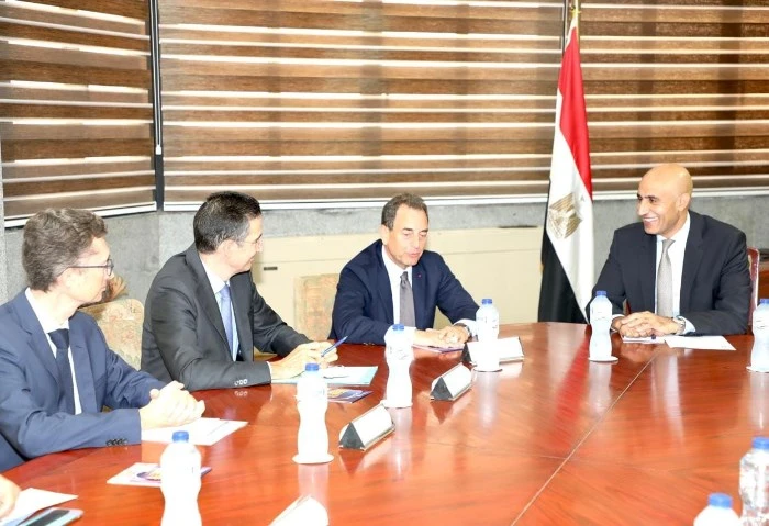 وزير التعليم: الاستعانة بخبرات فرنسا في تطوير مناهج اللغة الفرنسية استقبل محمد عبد اللطيف وزير التربية والتعليم والتعليم الفني، السفير إريك شوفالييه سفير فرنسا بالقاهرة، والوفد الم