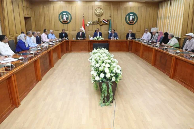 محافظ المنوفية يشدد على النظافة وإزالة الإشغالات وعقد لقاءات يومية بالمواطنين عقد اليوم اللواء إبراهيم أبوليمون محافظ المنوفية اجتماعا موسعا عقب