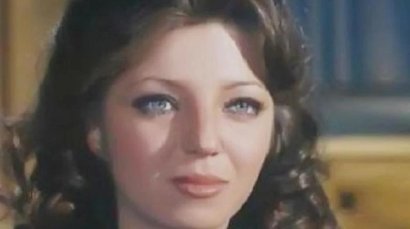 هدى رمزي تكشف حقيقه علاقة الشيخ الشعراوي بارتدائها الحجاب كشفت الفنانة هدى رمزي، عن حقيقة علاقة الشيخ محمد متولي الشعراوي بقرارها اعتزال الفن وارتداء الحجاب.وأكدت هدى رمزي، خلال مد