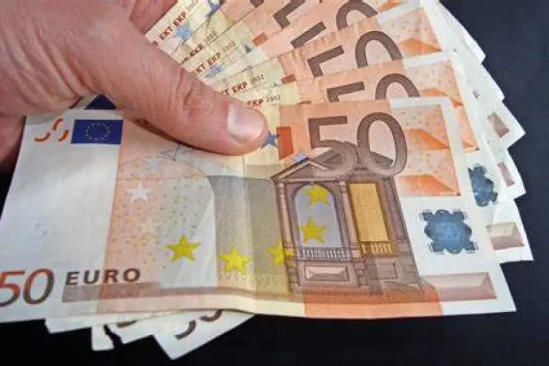 اليورو عامل إيه النهارده؟ تعرف على سعر اليورو اليوم مقابل الجنيه المصري في البنوك والسوق السوداء 13 أغسطس 2024! يتابع خبراء الاقتصاد والمستثمرون بشكل مستمر حركة سعر صرف اليورو مقاب