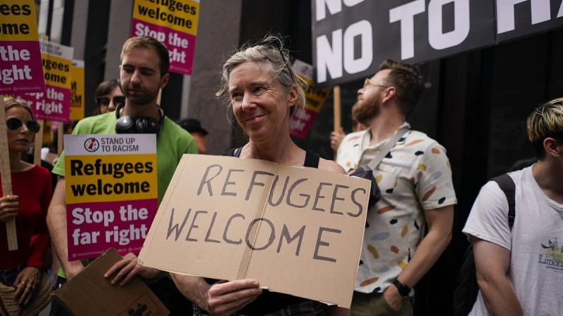 يورونيوز: مظاهرات في لندن ومانشستر وبيرمنغهام تندد بالتمييز العنصري وتدعم اللاجئين أفاق عربية - : ننشر لكم شاهد مظاهرات في لندن ومانشستر وبيرمنغهام