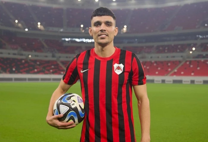 حقيقة توقيع أشرف بن شرقي للأهلي ورأي كولر في الصفقة أكد مصدر داخل النادي الأهلي، أنه لا صحة لما يتردد عن تواجد المغربي أشرف بن شرقي لاعب الفريق الأول