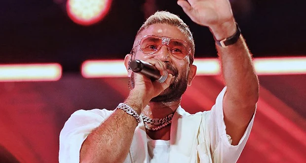 بالفيديو هجوم حاد على أحمد سعد بسبب حديثه عن الأغنياء افاق عربية - شن عدد كبير من نشطاء مواقع التواصل الاجتماعي حملة هجوم شرسة على الفنان أحمد سعد بسبب تصريحه عن الأغنياء أثناء تحي