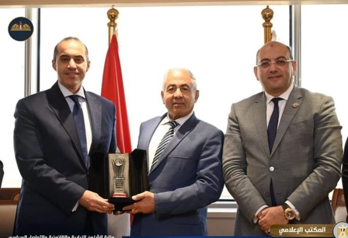 وزير الشئون النيابية والقانونية يستقبل وفدا من حزب حماة الوطن استقبل المستشار محمود فوزي، وزير الشئون النيابية والقانونية والتواصل السياسي، اللواء