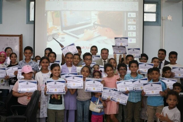 رئيس جامعة جنوب الوادي يسلم شهادات برامج المدرسة الرقمية للأطفالسلم الدكتور أحمد عكاوي، رئيس جامعة جنوب الوادي، شهادات برامج المدرسة الرقمية دورة رقم