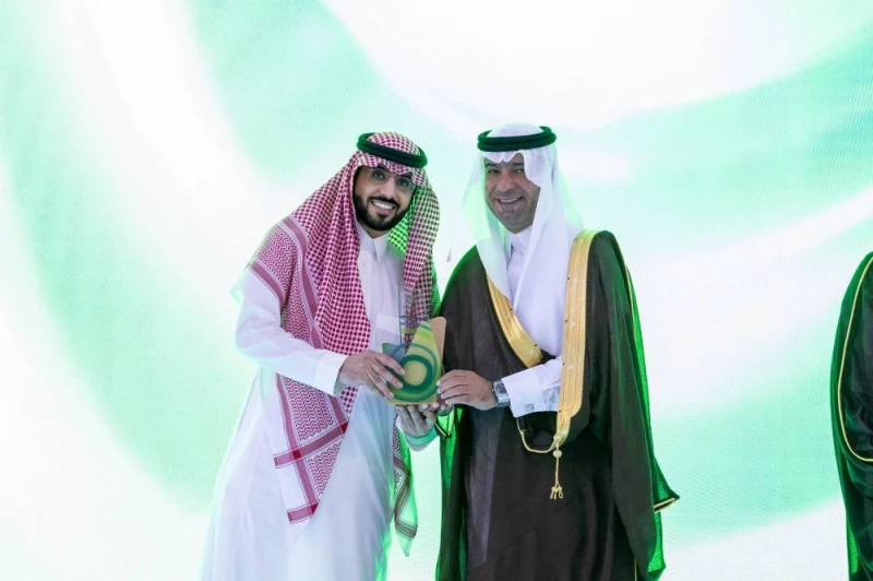 توج وزير البلديات والإسكان ماجد الحقيل الزميل متعب العواد بالمركز الثالث في جائزة بصمة بلدي لمسار الأفراد، التي نظمتها وزارة البلديات والإسكان عبر تطبيق حدائقي. ويهدف تطبيق حدائقي 