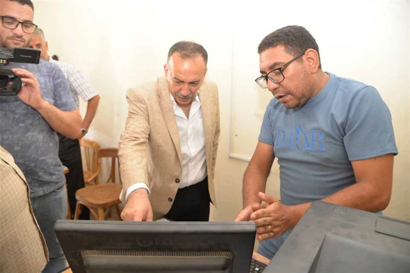 جولة مفاجئة ل محافظ أسيوط ب مديرية الري.. وتوجيه بالتوسع في خطة التحول الرقمي (صور) زار اللواء دكتور هشام أبوالنصر محافظ أسيوط، صباح اليوم، مديرية الرى بالمحافظة، والتقى قيادات الم