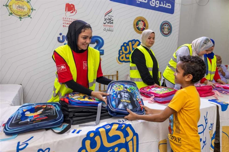 فرحة العودة للمدارس.. صندوق تحيا مصر يصل ل 2000 أسرة بالإسماعيلية (صور) ينظم صندوق تحيا مصر، على مدار اليوم الثلاثاء وغدا الأربعاء، معرض دكان الفرحة للملابس والمستلزمات الدراسية، ي