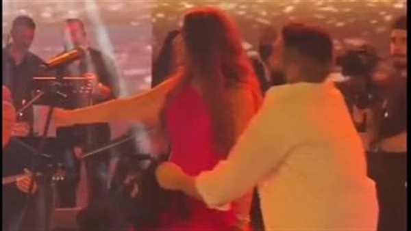 اقتحم المسرح.. نجوى كرم تفاجئ بفعل شاب أثناء حفل بسوريا.. شاهد تداول رواد موقع التواصل الاجتماعى اكس مقطع فيديو للفنانة نجوى كرم أثناء حفلها فى سوريا