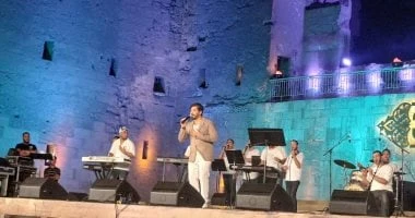 والدة مصطفى حجاج تحضر حفله بمهرجان القلعة والجمهور يرقص على أغنية خطوة تعرف على التالي والدة مصطفى حجاج تحضر حفله بمهرجان القلعة والجمهور يرقص على