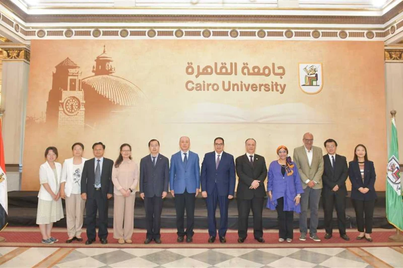 جامعة القاهرة: فريق عمل مصرى- صيني لاختيار المشروعات البحثية خلال المرحلة المقبلة استقبل الدكتور محمد سامي عبدالصادق، رئيس جامعة القاهرة، بمكتبه، وفد