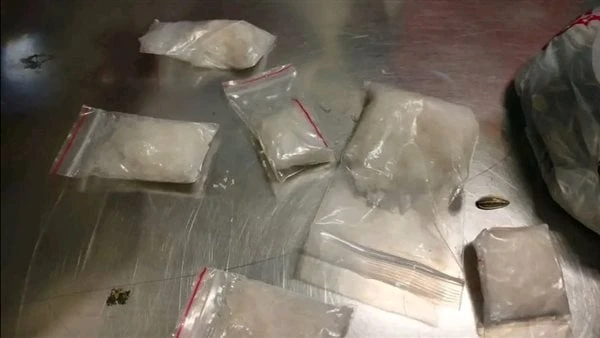 ضبط كمية من مخدر الآيس مهربة داخل طرد بقرية البضائع بمطار القاهرة تمكن رجال جمارك الطرود البريدية بقرية البضائع بمطار القاهرة الدولي برئاسة محمد