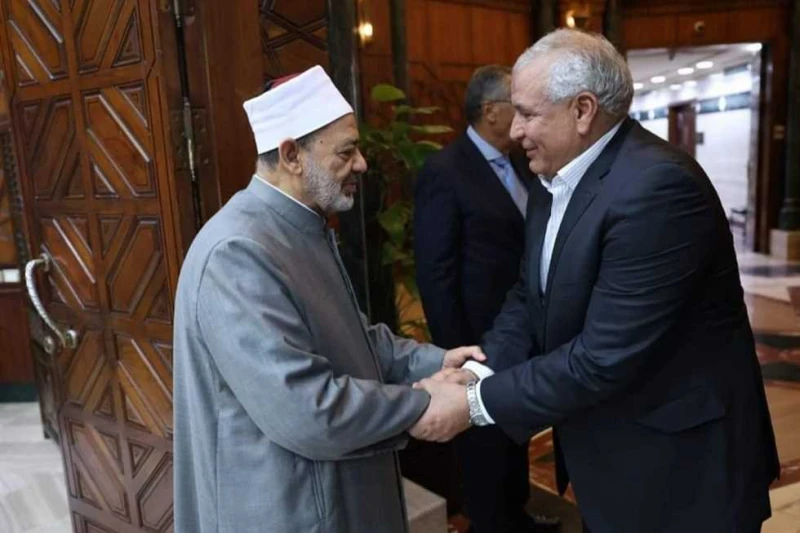 شيخ الأزهر الشريف يبحث مع محافظ الوادي الجديد افتتاح كلية البنين الأزهرية قال اللواء محمد الزملوط، محافظ الوادي الجديد، إنه التقى اليوم، الإمام