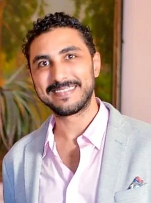 الفنان الشاب أحمد فهد يسير بخطي ثابته نحو النجوميةأحمد فهد فنان شامل بمعني الكلمة فهو مؤلف ومخرج ومغني راب قام بتأليف وإخراج العديد من المسرحيات آخرها مسرحية المملكة علي مسرح الهوس