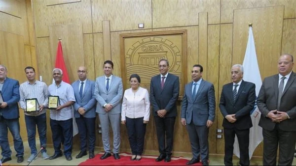 الصحة تكرم رؤساء 3 أقسام نساء وتوليد بمستشفيات قناكرمت الدكتورة عبلة الألفي نائب وزير الصحة والسكان ، اليوم الأربعاء ثلاثة من رؤساء أقسام النساء