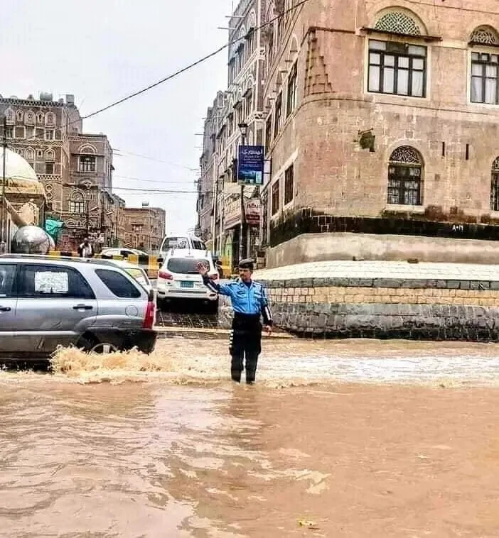 صنعاء تستيقظ على خبر صادم ..! _محليات محليات، صنعاء تستيقظ على خبر صادم !،استيقضت صنعاء اليوم على خبر صادم وهو وفاة رجل المرور الهندوانة المعروف بانضباطه التام وتحمله .،عبر صحافة ا