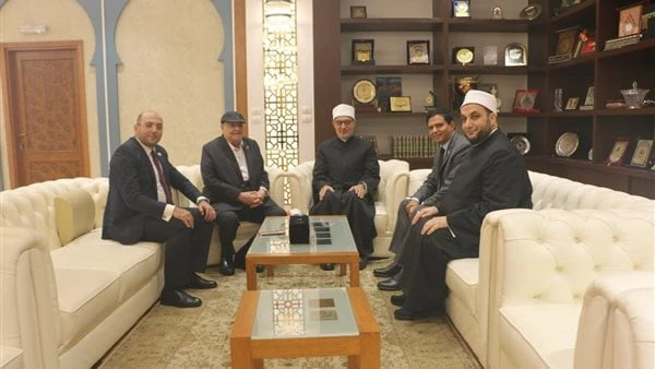 مفتي الجمهورية لوفد حماة الوطن: نعمل على تعزيز الحوار المجتمعي وترسيخ القيم الدينيةاستقبل الدكتور نظير عياد، مفتي الجمهورية رئيس الأمانة العامة لدور