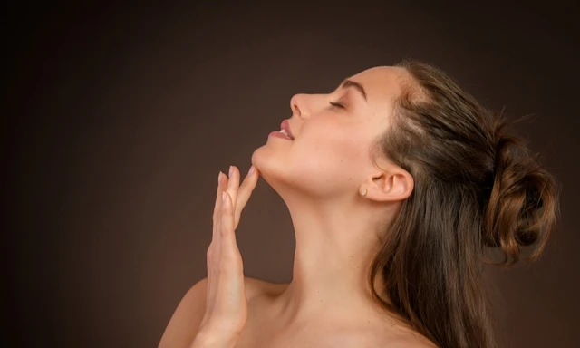 كيفية التخلص من الذقن المزدوج بالتمارين المنزليةالذقن المزدوج، المعروف أيضا باسم الذقن المتدلي، هو تراكم للدهون تحت الذقن يسبب ظهور جلد مترهل. قد يظهر الذقن المزدوج نتيجة لعدة عوام