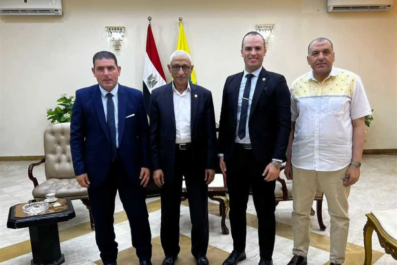 محافظ شمال سيناء يثمن دور النيابة الإدارية في منع ومكافحة الفساد محافظ شمال سيناء مع مدير النيابة الادارية بالعريش رحب محافظ شمال سيناء اليوم