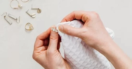 ليس كل المجوهرات والإكسسوارات حقيقية، مصنوعة من الذهب والفضة، فهناك الكثير من الإكسسوارات المصنوعة من الاستانلس، أو معادن أخرى بسيطة، ومع الاستخدام