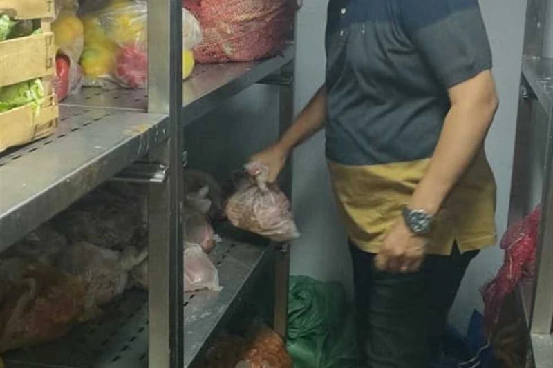 ضبط 14 طن مقطعات ومصنعات لحوم ودواجن فاسدة في الجيزة أكد المهندس عادل النجار محافظ الجيزة اليوم الأحد، على مواصلة جهود تمشيط الاسواق والمحلات