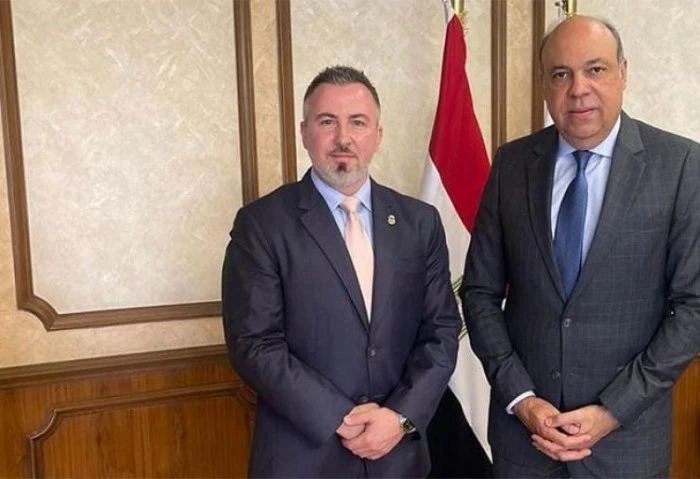 وزير الطيران يبحث تعزيز وتبادل الخبرات مع الملحق الإقليمي لإدارة الجمارك الأمريكي استقبل الدكتور سامح الحفني، وزير الطيران المدني اليوم، ماريو بينغولي، الملحق الإقليمي لإدارة الجما