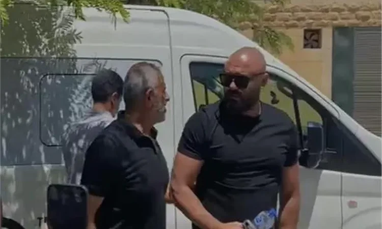 فن: الكل حزين عليه.. توافد أسرة والد الفنان أحمد صلاح حسني لصلاة الجنازة بمسجد حسن الشربتلي صور اقرأ في أفاق عربية الكل حزين عليه توافد أسرة والد