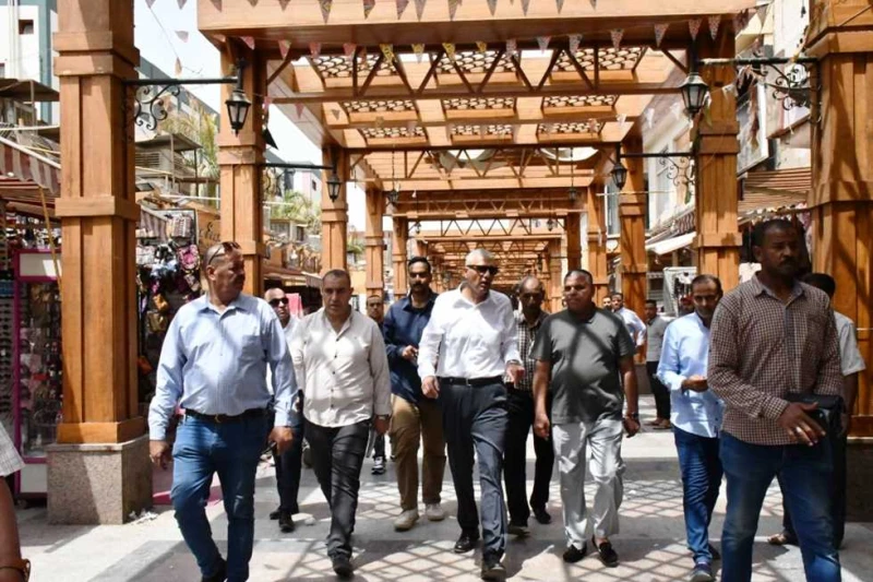 محافظ أسوان لأصحاب المحلات في السوق السياحى: إحالة المخالفين للنيابة تفقد اللواء دكتور إسماعيل كمال، محافظ أسوان، السوق السياحى القديم سيرا على