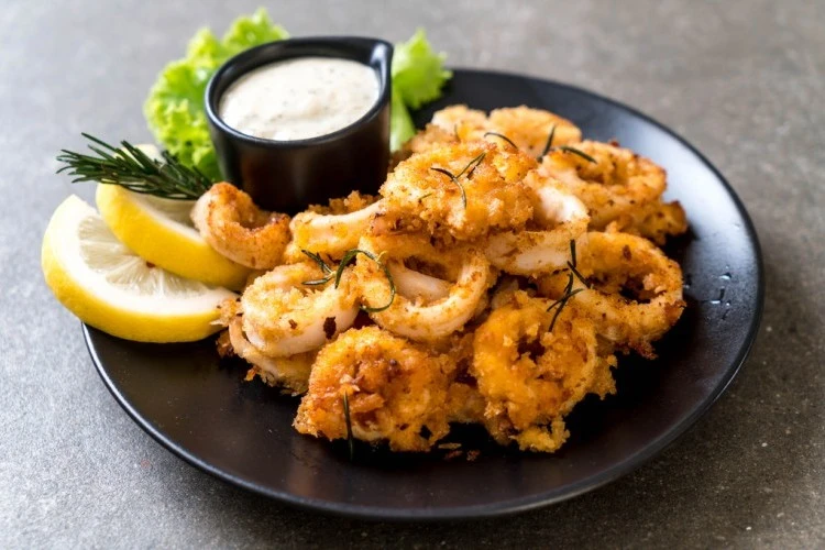 طريقة عمل سمك الكاليماري.. وصفة لذيذة ومقرمشةسمك الكاليماري هو نوع من الحبار (السيبيا) ويعتبر من الأطعمة البحرية الشهية التي يمكن تحضيرها بطرق