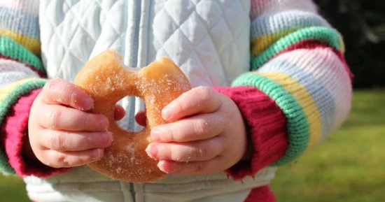 يعتبر النشاط البدني ضروريا للأطفال في المساعدة على الصحة العامة والنمو والتطور، وتجمع روتينات اللياقة البدنية البسيطة في حياة الأطفال بين المرح