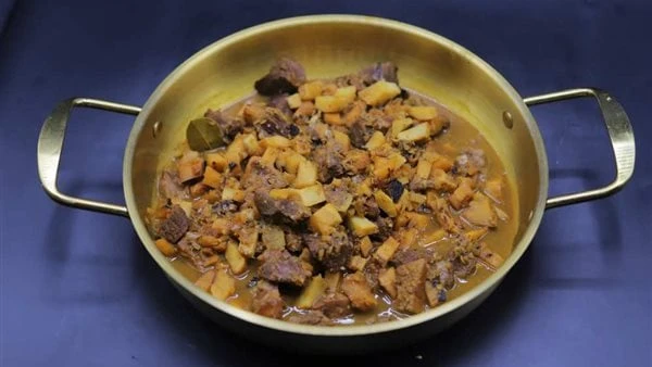 طريقة عمل الكمونية بمذاق شهي تعد الكمونية من الأكلات الشهية التي لا يعرفها الكثير من الأشخاص فهي عبارة عن خليط من الخضروات الشهية والكمون واللحمة يتم طاهيها بطريقة معينة.نعرض لكم ط