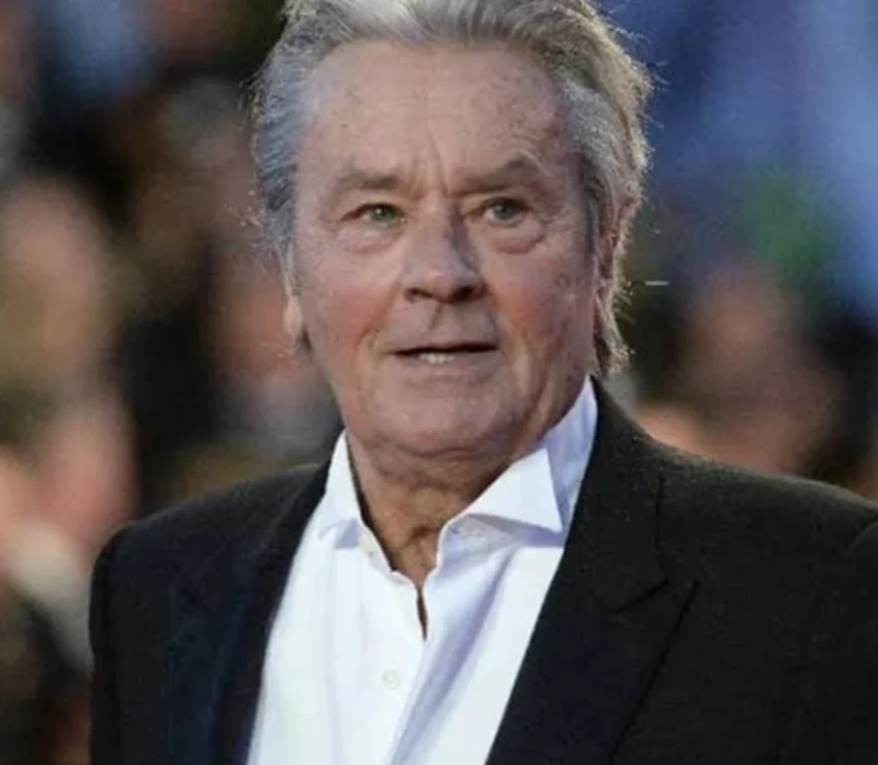 انوشكا ديلون تقرا وصية اباها : مش عايز جنازةمنذ انطفاء الممثل ألان ديلون، انتظر محبوه رؤية ابنته أو متابعة رد فعلها وشكل حزنها على الأب، الذي كان قد عبر غير مرة عن حبه لها وتفضيلها