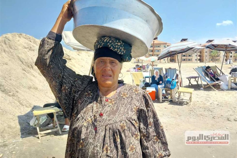 سيدة المصيف.. أم محمود من رأس البر: فقدت السند بعد وفاة زوجي وأصبحت الأم والأب فقدت السند فأصبحت هي الام والاب معا، واجهت وحدها متاعب الحياة تقطع يوميا مئات الأميال بحثا عن رزقها،