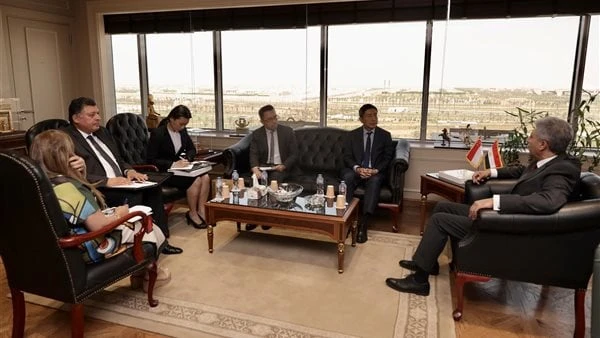 وزير السياحة والآثار يبحث مع سفير سنغافورة تنمية فرص الاستثمار السياحيفي إطار تعزيز علاقات التعاون السياحي والأثري بين مصر وسنغافورة، استقبل شريف
