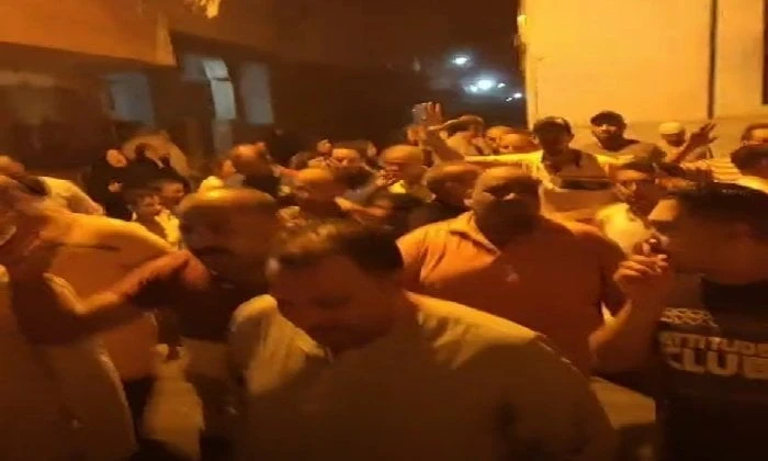 بمشاركة عدد من الفنانين.. تشييع جثامين المنتجين الثلاثة بمسقط رأسهم بالغربيةشيع أهالي قرية كفر القصار التابعة لمركز كفرالزيات بمحافظة الغربية، منذ