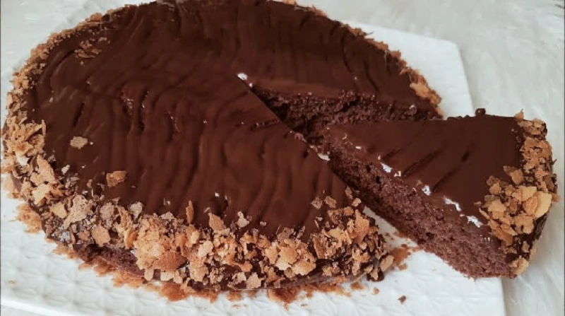 بكوب دقيق وبيضة واحدة حضري كيكة طاسة بدون فرن طبقات اسفنجيهكيكة الطاسة تعتبر واحدة من الوصفات السهلة والسريعة التي يمكن تحضيرها من دون الحاجة إلى