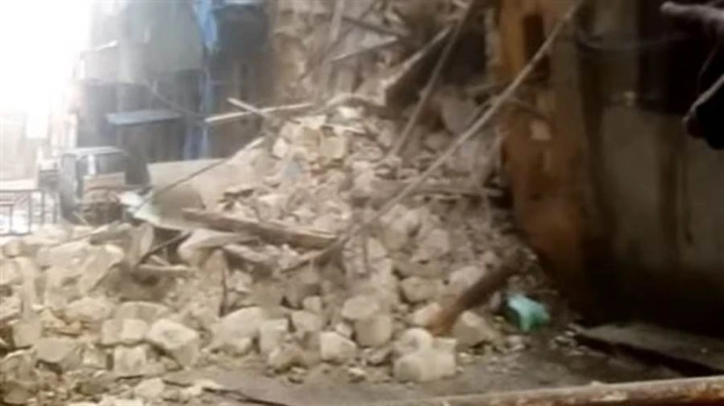 مكون من دورين.. استمرار جهود إزالة أنقاض عقار الجيزة المنهار يواصل رجال الحماية المدنية، جهودهم في رفع آثار انهيار عقار مكون من طابقين بشارع سعد